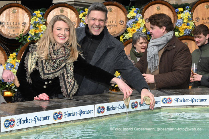 Donisl Wirte Peter Reichert und Franziska Kohlpaintner beim traditionellen Geldbeutelwaschen am Fischbrunnen vor dem Rathaus am 18.02.2026
